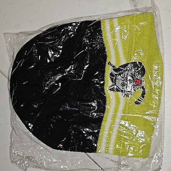 Chicago Wolves Hat Beanie - Black/Lime Green New in package - Picture 2 of 6